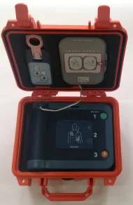 Defibrylator AED Philips FRx z baterią i elektrodami, w skrzynce PELI 7