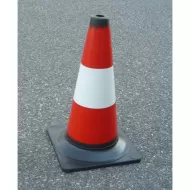 Pachołek drogowy 40 cm czerwony odblaskowy na drodze