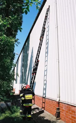 Drabina strażacka ZS 2095/3H  5,4/9,5m dwuprzęsłowa, aluminiowa, wysuwana linką z podporami i hamulcem liny
