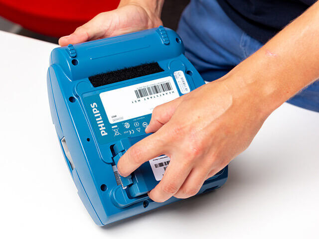 Jak i kiedy wymienić elektrody i baterię w defibrylatorze AED?